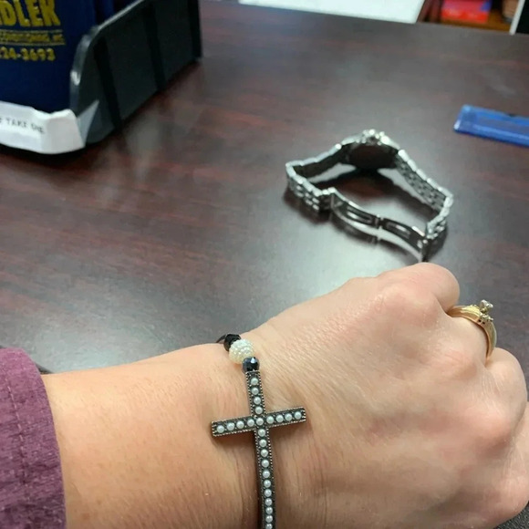 Handmade stretch cross bracelet black/white beads - Picture 6 of 7